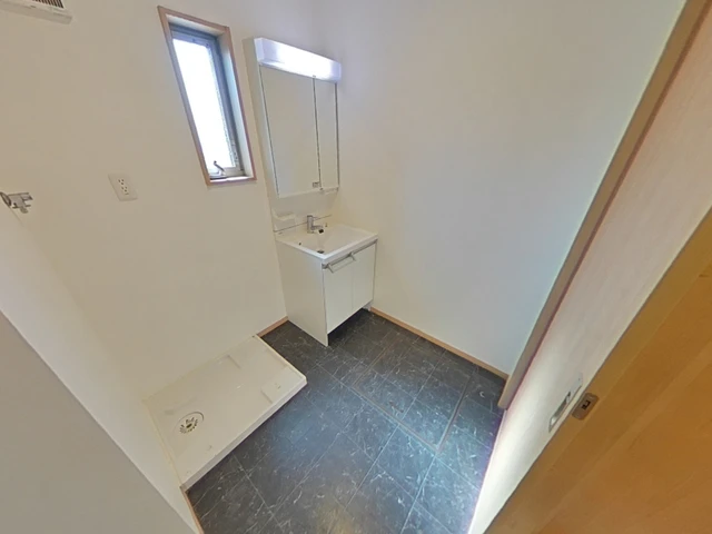 ラヴィーヌ三入B棟