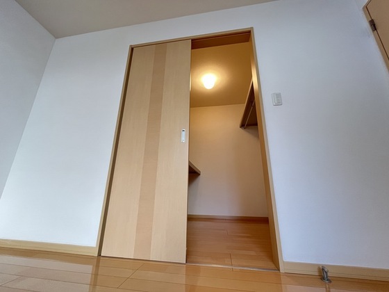 ウィングス緑井 E棟