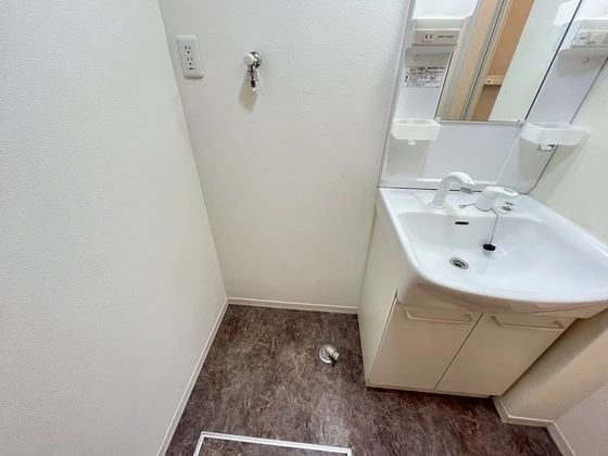 シャイニーヒルズE&M