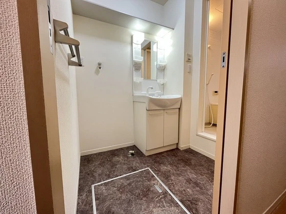 シャイニーヒルズE&M