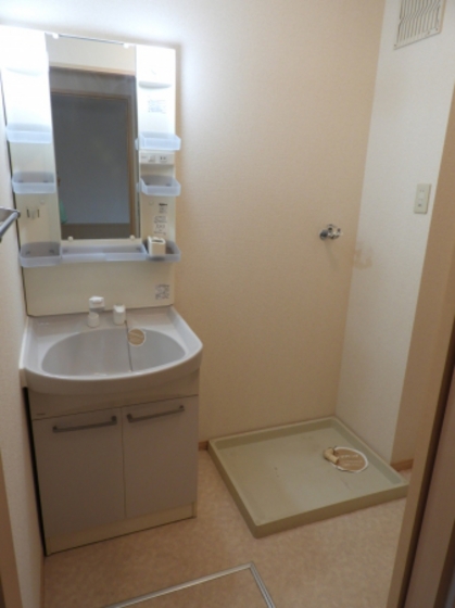 フローレスかおり D棟