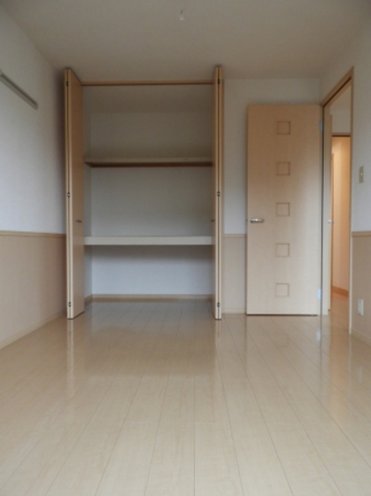 フローレスかおり D棟