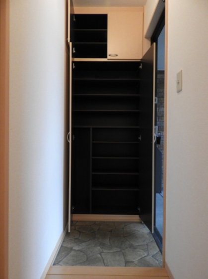 フローレスかおり D棟