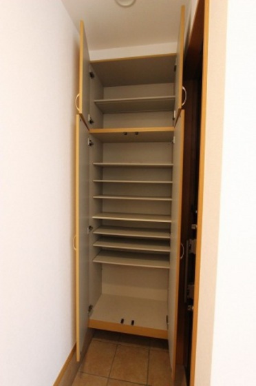 リヴェール本町 B