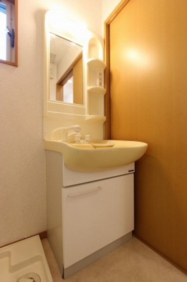 リヴェール本町 B