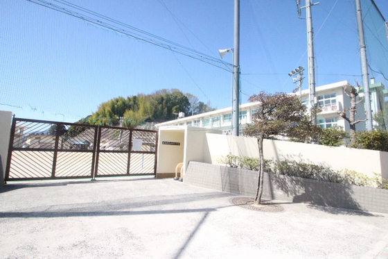 プレジール吉川 A棟