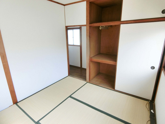 尾長東二丁目貸家 右